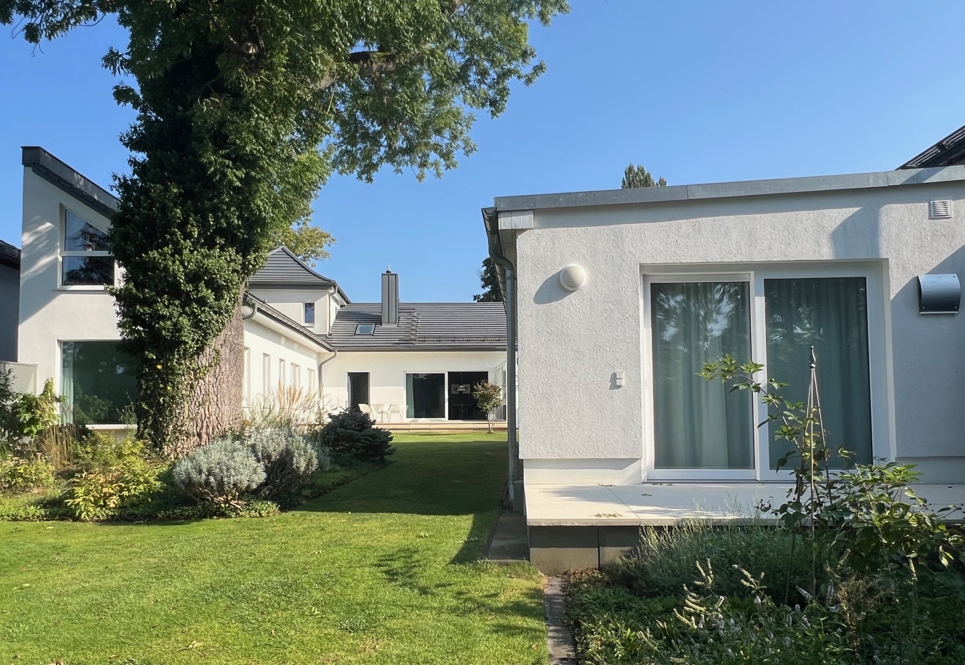 Designvilla am See in Niederlehme nahe Berlin – Ensemble bei Tageslicht mit Seeblick