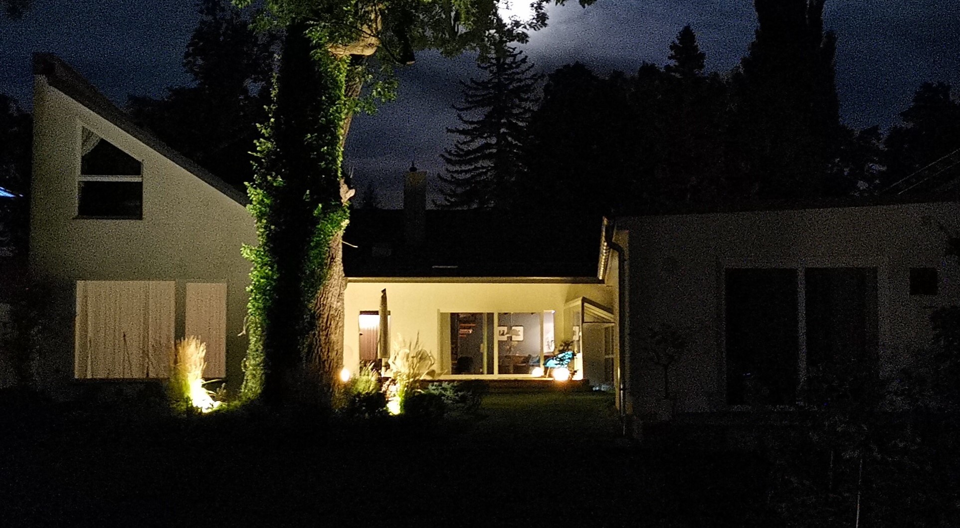Designvilla Niederlehme Ensemble bei Nacht – Seehaus nahe Berlin beleuchtet