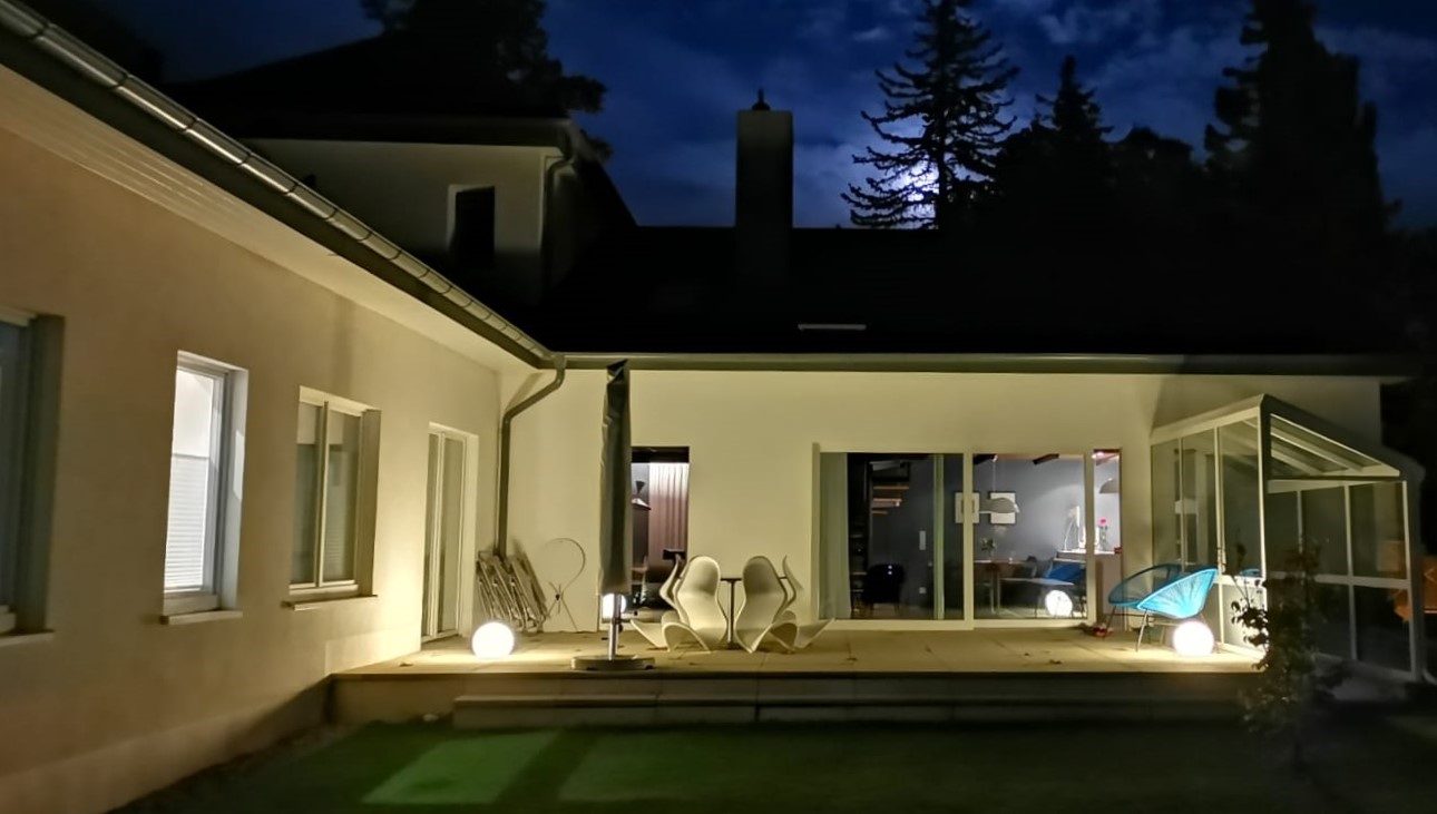 Designvilla Niederlehme bei Nacht – beleuchtetes Seehaus am Großen Zug