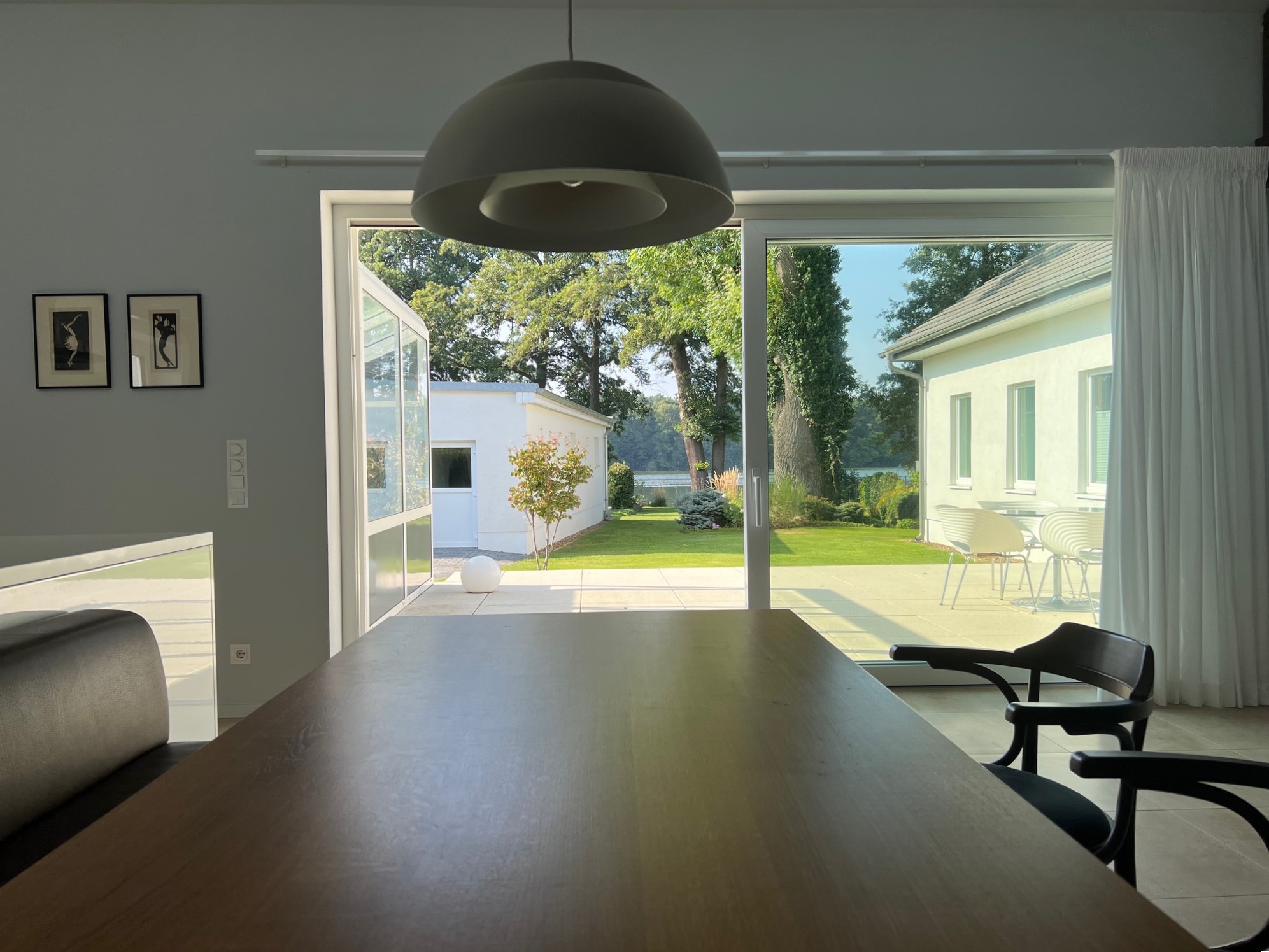 Essplatz mit Seeblick in der Designvilla Niederlehme – offener Wohnbereich