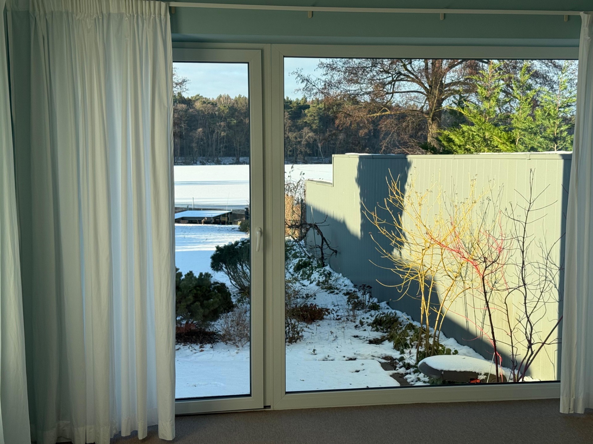 Schlafzimmer mit Seeblick – Designvilla am Großen Zug nahe Berlin