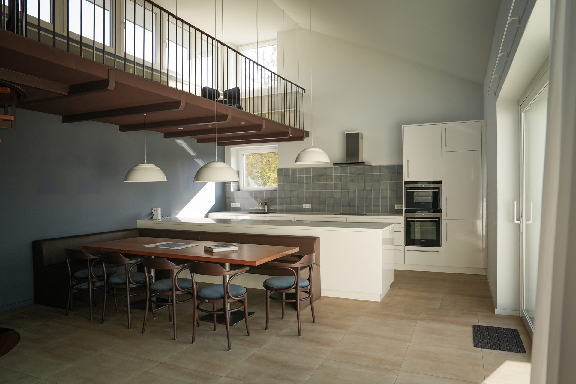 Wohn- und Salonbereich der Designvilla Niederlehme – offene Architektur mit Seeblick